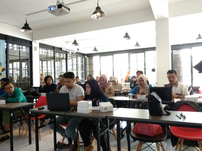 Rabu 18 september 2019 tepatnya di Ngalup co bisa di sebut merupakan momen pembekalan bagi para penggiat Kim kota Malang dalam mengimformasikan berita yang berkualitas untuk ditampilkan kepada publik
Begitu asyiknya sampai-sampai tak terasa waktu yang di sediakan panitia dalam hal ini Kominfo kota Malang